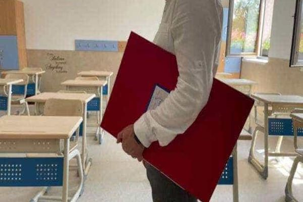 Profesor din Argeș, reținut pentru agresiune sexuală: este acuzat că a sărutat o elevă de 13 ani