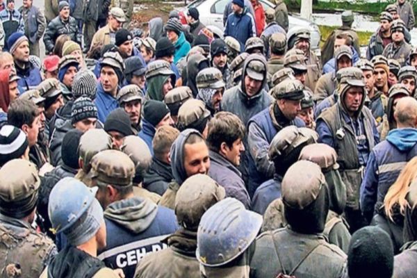 MINERII DIN VALEA JIULUI, PREZENȚI LA MITINGUL CONFEDERAȚIILOR SINDICALE DE LA BUCUREȘTI. MAI MULTE MINE, ÎN PERICOL DE ÎNCHIDERE