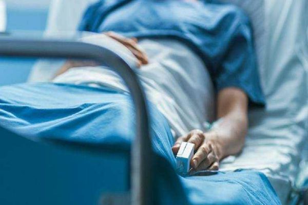 ORDONANȚĂ DE URGENȚĂ: ANGAJAȚII PENSIONARI DIN SPITALE, OBLIGAȚI SĂ PLECE. SANITAS: CRIZA DIN SISTEMUL MEDICAL SE AGRAVEAZĂ