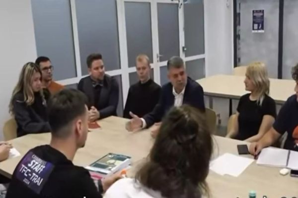 CIOLACU, DISCUȚIE CU STUDENȚII UNIVERSITĂȚII TEHNICE DIN CLUJ: ”NU AȘ VREA SĂ PLECAȚI ÎN STRĂINĂTATE, SĂ FIȚI PLĂTIȚI SUB CAPACITATEA VOASTRĂ”