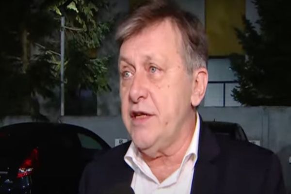 CRIN ANTONESCU PAREAZĂ ATACUL LUI PONTA ȘI AL STATULUI PARALEL: VICTOR PONTA MINTE. MINTE DEMULT ȘI MINTE ÎNTR-UNA!