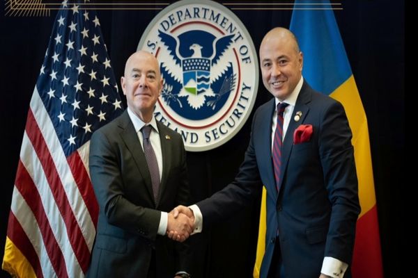 SUA: MOMENT FESTIV DEDICAT ELIMINĂRII VIZELOR PENTRU ROMÂNI, LA AMBASADA ROMÂNIEI DE LA WASHINGTON