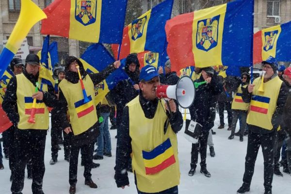 CEFERIȘTII PROTESTEAZĂ ÎN FAȚA MINISTERULUI TRANSPORTURILOR