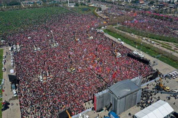 PROTESTE DE AMPLOARE ÎN TURCIA. SUTE DE MII DE OAMENI ÎN STRADĂ PENTRU A CERE ELIBERAREA PRIMARULUI IMAMOGLU