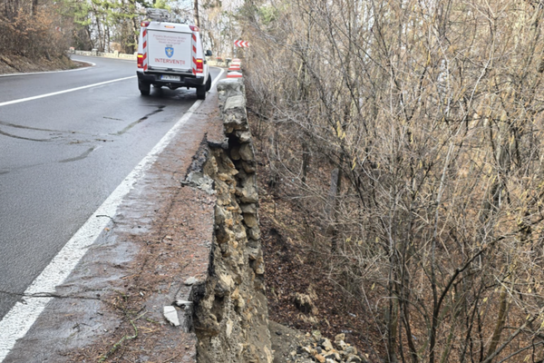 CIRCULAȚIA SPRE POIANA BRAȘOV RESTRICȚIONATĂ DIN CAUZA SURPĂRII UNUI ZID DE SPRIJIN PE DRUMUL SPRE STAȚIUNE