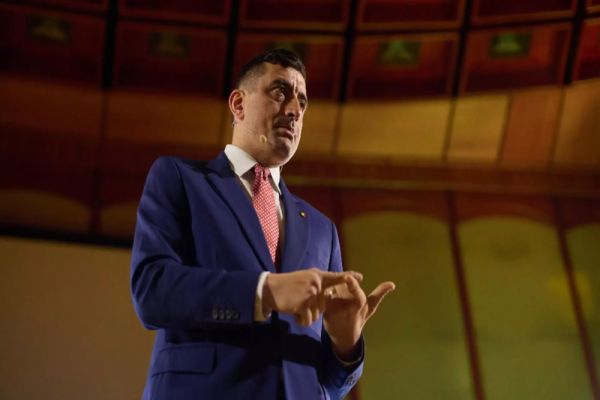 GEORGE SIMION: ”NU M-AM DEZIS DE DEMOCRAȚIE ȘI NICI DE CĂLIN GEORGESCU. RĂMÂN CU POPORUL MEU” - LIDERUL AUR, INVITAT LA CULISELE STATULUI PARALEL - EDIȚIE EXPLOZIVĂ, ORA 21:00