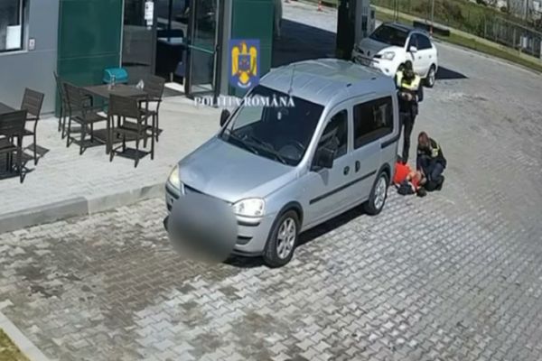DOI POLIȚIȘTI AU SALVAT VIAȚA UNUI BĂRBAT CĂRUIA I S-A FĂCUT RĂU ÎN PARCAREA UNEI BENZINĂRII