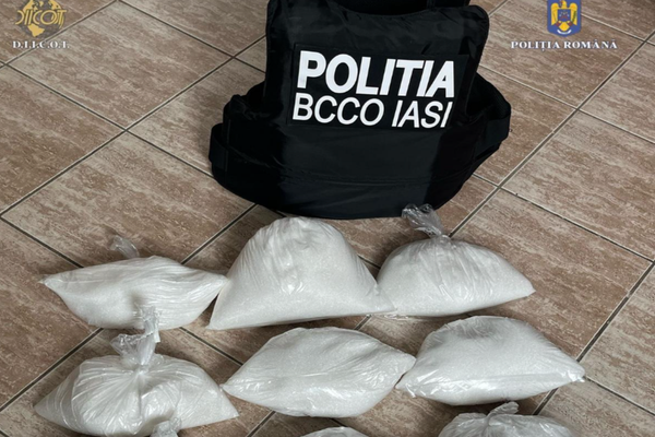 TREI BĂRBAȚI AU INTRODUS ÎN ROMÂNIA ZECI DE KILOGRAME DE CANABIS PRIN CURIERAT. MIROSUL DROGURILOR, MASCAT CU CAFEA