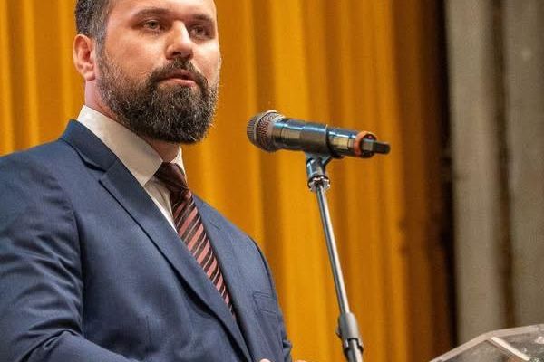 SAMUEL ZĂRNESCU, CONSILIER PARLAMENTAR ȘI SECRETAR GENERAL AUR BIHOR: „NU NE OPUNEM EUROPEI. SUSȚINEM CU TĂRIE IDEEA UNEI EUROPE A NAȚIUNILOR SUVERANE, ÎN CARE ROMÂNIA ESTE RESPECTATĂ. NICI AUR, NICI GEORGE SIMION, NICIUNUL DINTRE LIDERII NOȘTRI, NU AU PR