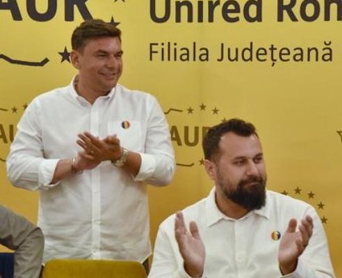 ENTUZIASM LA AUR BIHOR DUPĂ PRIMELE EXIT POLL-URI, CARE ÎL PLASEAZĂ PE GEORGE SIMION PE PRIMUL LOC ÎN PRIMUL TUR AL ALEGERILOR PREZIDENȚIALE. LIDERII LOCALI AU APLAUDAT REZULTATUL ȘI SPUN CĂ VOTUL A FOST UN SEMNAL CLAR AL TREZIRII CONȘTIINȚEI POPULARE