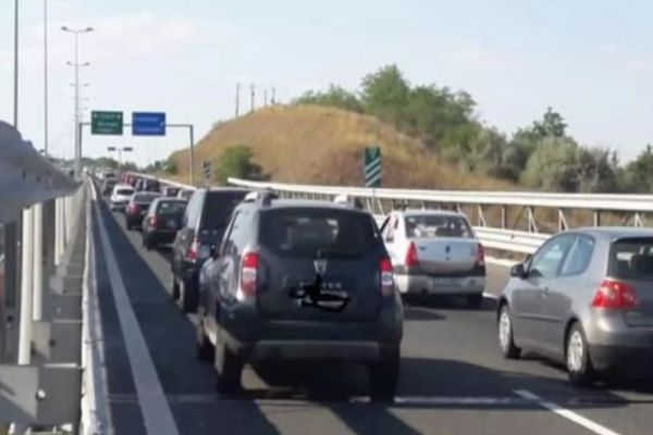 TRAFIC INTENS PE DN1 ȘI PRINCIPALELE DRUMURI DIN ȚARĂ, ÎN ULTIMA ZI A MINIVACANȚEI 