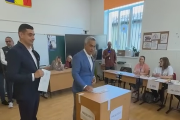 GEORGE SIMION, LA VOT ALĂTURI DE CĂLIN GEORGESCU ȘI SOȚIE: AM VOTAT ÎMPOTRIVA NEDREPTĂȚILOR, ABUZURILOR ȘI SĂRĂCIEI