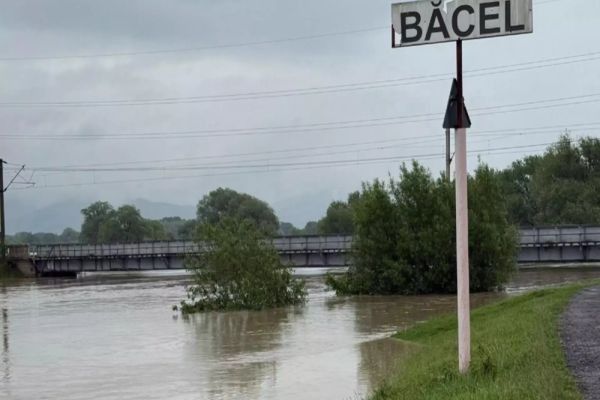 EVACUĂRI ÎN JUDEȚUL COVASNA DIN CAUZA INUNDAȚIILOR - 300 DE PERSOANE MUTATE ÎN CENTRE TEMPORARE 