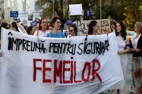 PROTEST PENTRU TEODORA ÎN PIAȚA VICTORIEI: „PESTE TOT POLIȚIE, NICĂIERI JUSTIȚIE!”