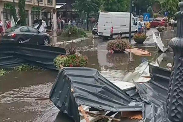FURTUNĂ VIOLENTĂ ÎN SINAIA. ACOPERIȘUL GĂRII, SMULS DE VÂNT 