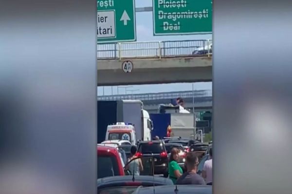 CAMIONAGII ȘI AGRICULTORII DIN TOATĂ ȚARA VIN LA CEL MAI MARE PROTEST ÎMPOTRIVA GUVERNULUI BOLOJAN  - VIDEO