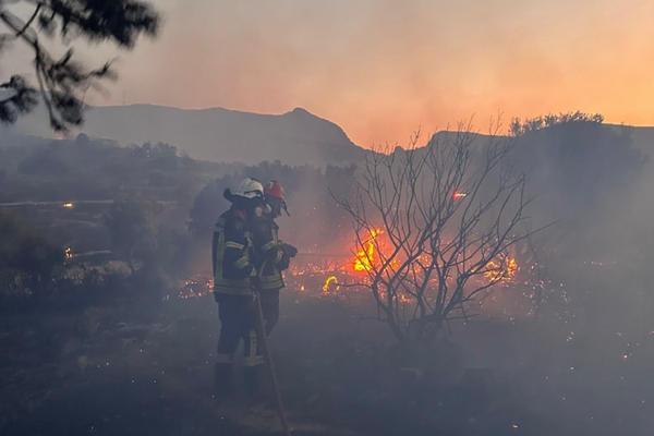 ROMÂNIA TRIMITE 51 DE POMPIERI ÎN SPANIA PENTRU A AJUTA LA STINGEREA INCENDIILOR DE PĂDURE