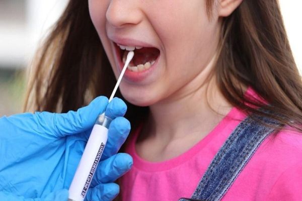 VAL DE ÎMBOLNĂVIRI DE COVID-19 ÎNAINTE DE ÎNCEPEREA ȘCOLII. APROAPE JUMĂTATE DINTRE CAZURI SUNT LA COPII SUB 9 ANI 