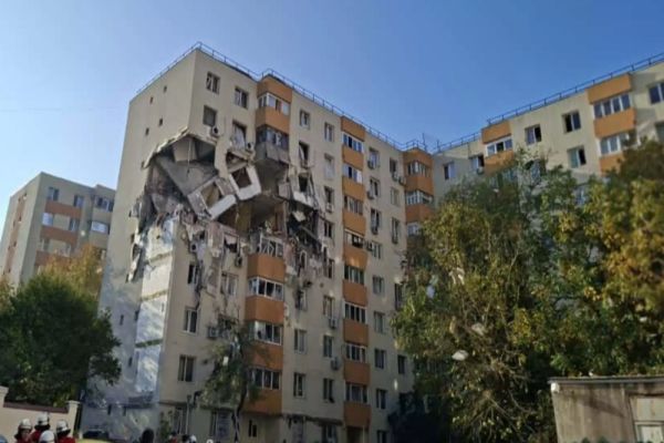 TRAGEDIA DIN RAHOVA, RĂSTURNARE DE SITUAȚIE. PROPRIETARII BLOCULUI, ARȘI LA BUZUNAR: „DIN STĂPÂNI ÎN CASELE NOASTRE, CHIRIAȘI DUPĂ EXPLOZIE”
