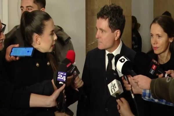 NICUȘOR DAN FUGE DE ÎNTREBĂRILE JURNALIȘTILOR REALITATEA PLUS. REFUZĂ SĂ RĂSPUNDĂ DE CE SE IMPLICĂ DIRECT ÎN DOSARELE DIN JUSTIȚIE - VIDEO 