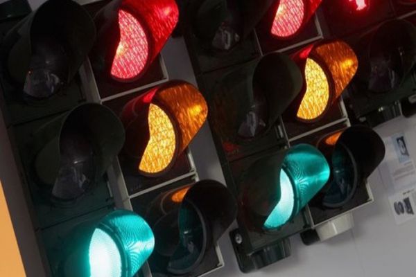 Brașov, primul oraș care testează semafoarele inteligente. Se schimbă culoarea când șoferii depășesc limita legală