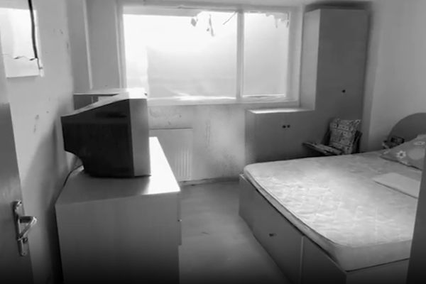 IMAGINI CUTREMURĂTOARE DIN APARTAMENTELE DISTRUSE DE EXPLOZIA DIN RAHOVA. URME DE SÂNGE PE PEREȚI, LA DOUĂ SĂPTĂMÂNI DE LA TRAGEDIE