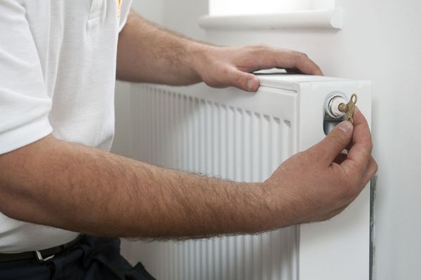 MOTIVUL PENTRU CARE SE AUD ZGOMOTE ÎN CALORIFERE. TRUCURILE CARE TE AJUTĂ SĂ LE ELIMINI CÂT AI BATE DIN PALME