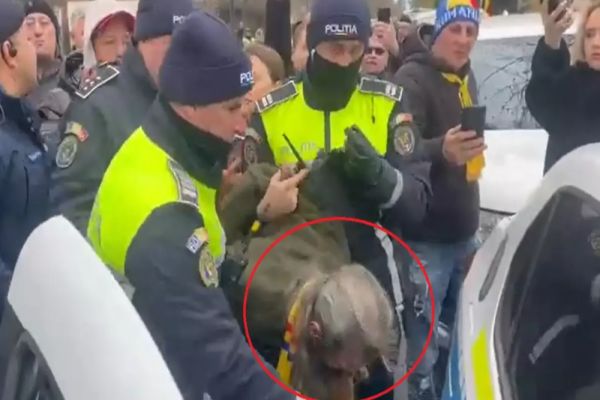 Stegarul dac, săltat de polițiști și jandarmi și băgat în mașina de poliție VIDEO