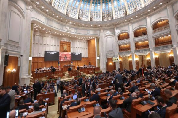 Cât îi „ustură”, de fapt, pe parlamentari tăierea de 10% din suma forfetară. Austeritate mai mult pe hârtie