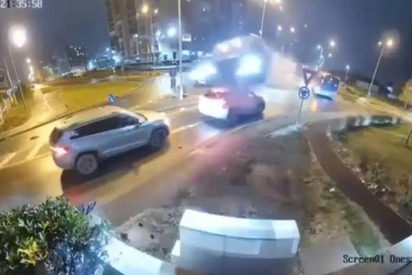Accident spectaculos la Oradea: un șofer a ajuns la spital după ce a „zburat” cu mașina peste un sens giratoriu - VIDEO