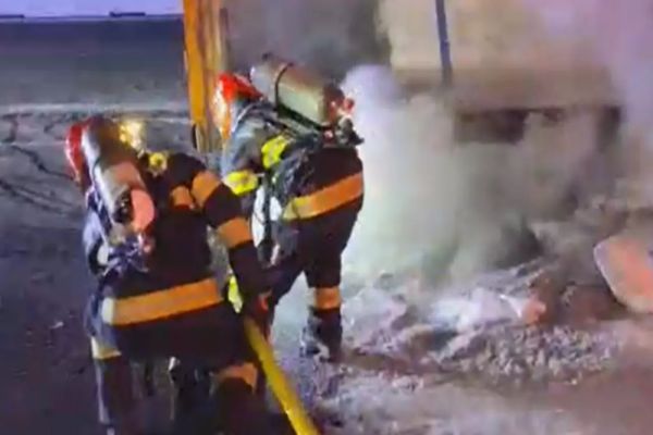 Imagini dramatice pe DN 1: Un TIR încărcat cu plastic a luat foc în mers după explozia unui cauciuc