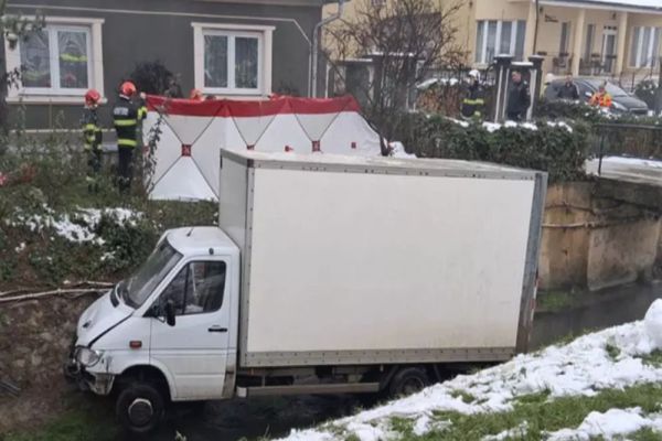 Moarte cumplită la Băile Felix. Un șofer a ajuns cu o camionetă într-un pârâu