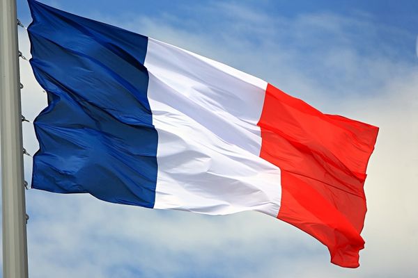 Franța elimină privilegiile pe viață pentru foștii premieri și miniștri de interne