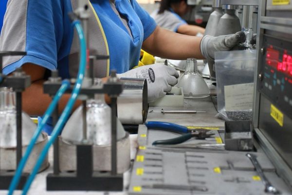 Concedieri masive în Arad și Bihor. Sute de oameni rămân pe drumuri după închiderea fabricilor