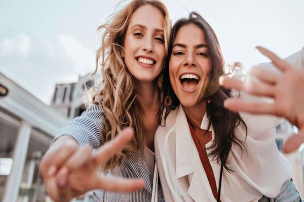 Țara din UE unde companiile testează „ora prieteniei” pentru a combate singurătatea