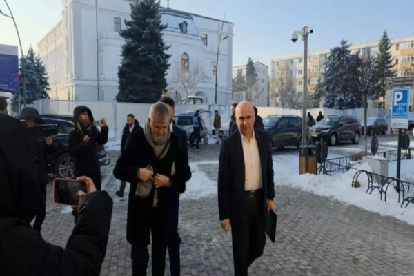 „Premierul Bolojan a ieșit pe ușa din spate pentru că unii protestatari aveau pietroaie în geantă”