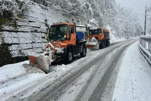 Vremea nefavorabilă a afectat şi starea drumurilor din unele judeţe