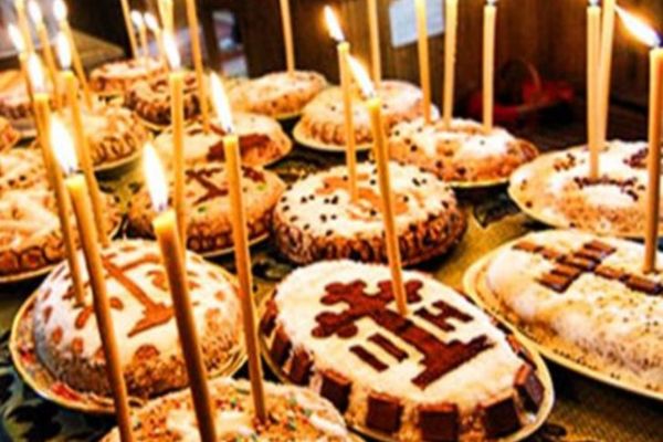 Sâmbăta Morților 2026. Câte farfurii se dau de pomană și ce se pune în pachete