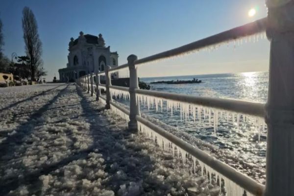 Imagine spectaculoasă pe Faleza Cazinoului din Constanța. Peisajul amintește de un regat al ghețurilor – FOTO/VIDEO