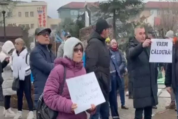 Protest în fața Primăriei Motru. Oamenii exasperați de frigul din case strigă la unison „Vrem căldură”