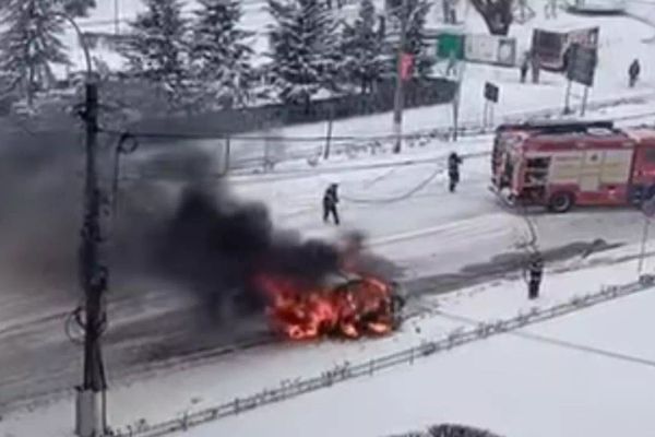 Incendiu violent pe o șosea din Giurgiu.  O mașină a fost mistuită de flăcări