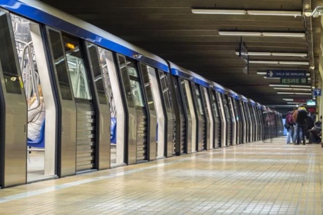 Panică la metrou! Două stații s-au umplut de fum după izbucnirea unui incendiu. Călătorii au fost evacuați din trenuri