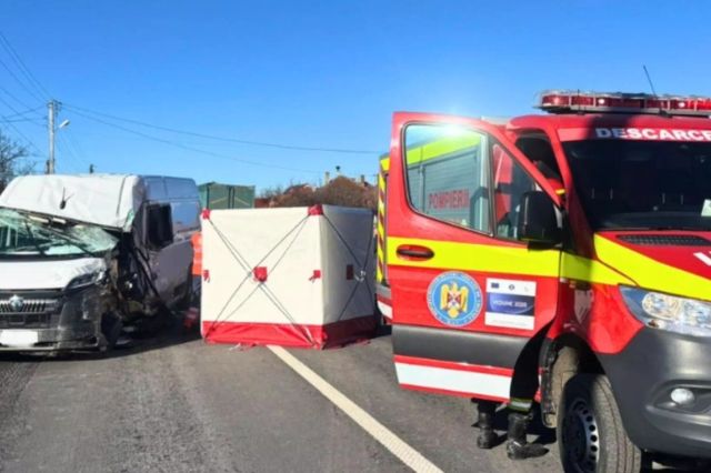 Accident grav pe DN1, în Bihor: șofer de microbuz în stop cardio-respirator după impactul cu un TIR. Alte trei persoane, rănite