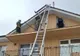 Acoperișul unei vile din Oradea, afectat de un incendiu din cauza unui coș de fum neprotejat