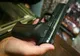 Tânăr ameninţat cu un pistol în urma unui accident rutier în Oradea! A fost obligat de celălalt şofer să îi dea bani