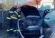 Maşină cuprinsă de flăcări pe o stradă din Aleşd! Mai mulţi şoferi au încercat să stingă incendiul (FOTO)